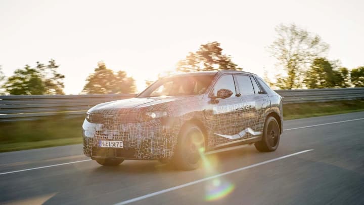 Новый BMW X5 получит пять типов силовых агрегатов: первый официальный взгляд