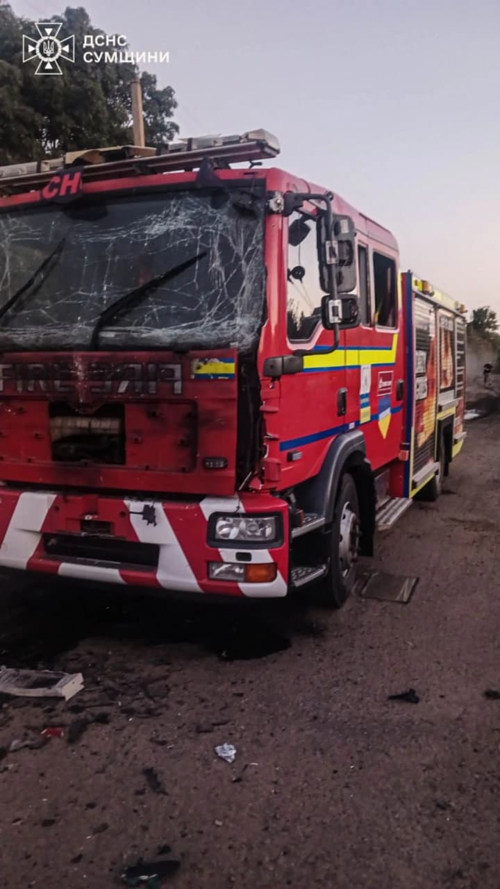 На Сумщині ворог атакував пожежний автомобіль з рятувальниками - ДСНС