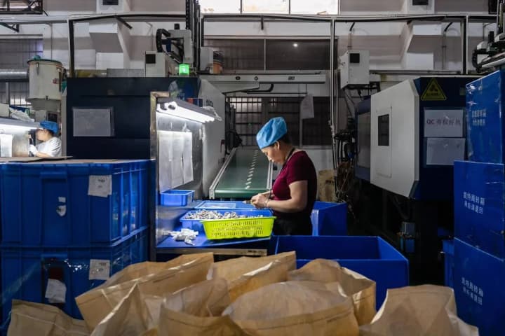 Китайський експорт досяг рекордного профіциту у $1,2 трлн, попри американські тарифи