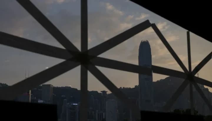 Гонконг готується до надпотужного тайфуну "Рагаса": закриті школи та підприємства