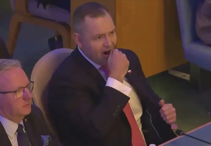 Cameras caught: Nawrocki at the UN General Assembly, likely using "snus"