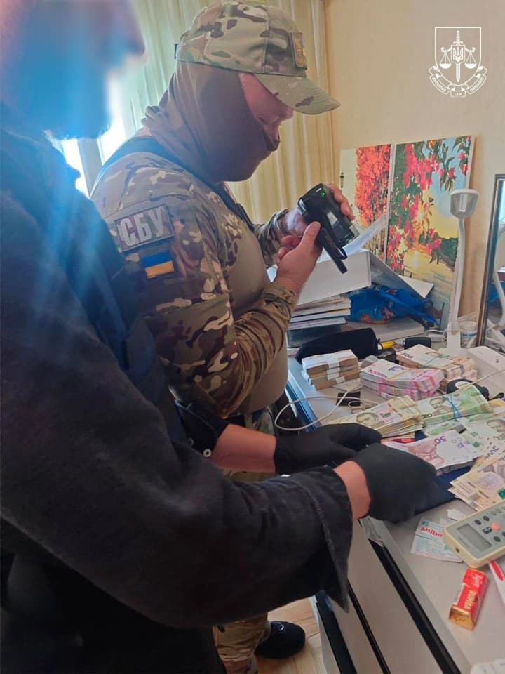 14 тис. доларів за фіктивну інвалідність та "білий квиток": викрито адвокатку та двох спільників