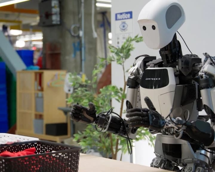 Google DeepMind презентувала роботів нового покоління, здатних сортувати білизну та адаптуватися до складних завдань