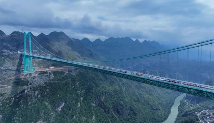 Больше, чем в Сан-Франциско: в Китае открыли самый высокий в мире мост через ущелье "трещина Земли"