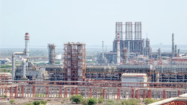 Індійський НПЗ у частковій власності "роснефті" намагається повернутися після санкцій - Bloomberg