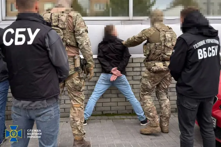 На Хмельниччині затримали агента фсб, який коригував удари ракет і "шахедів" по оборонних заводах на заході України