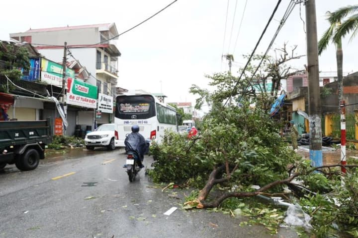 Typhoon Bualoy hits Vietnam: 8 dead, 17 missing