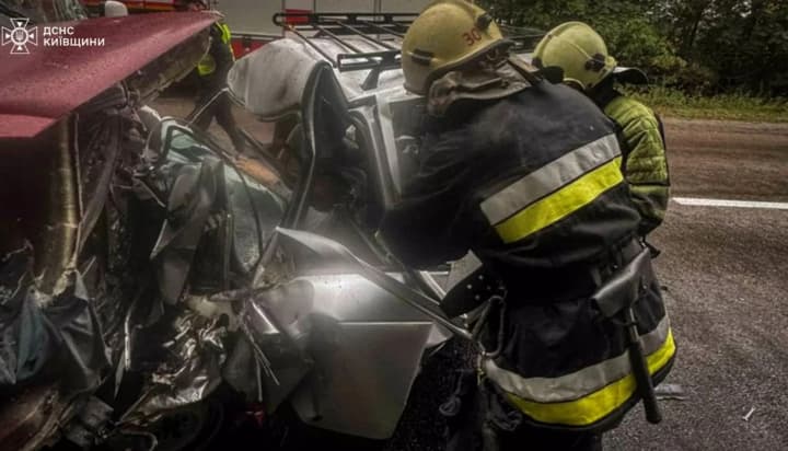 Horrific road accident involving a shuttle bus in Kyiv region: one person died, another was trapped in the damaged vehicle