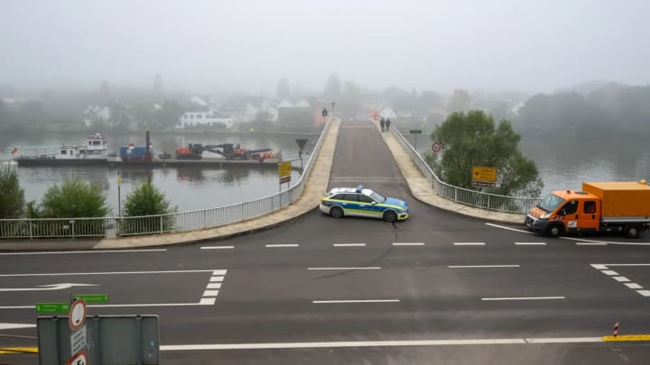 Контейнеровоз протаранил два моста в Германии