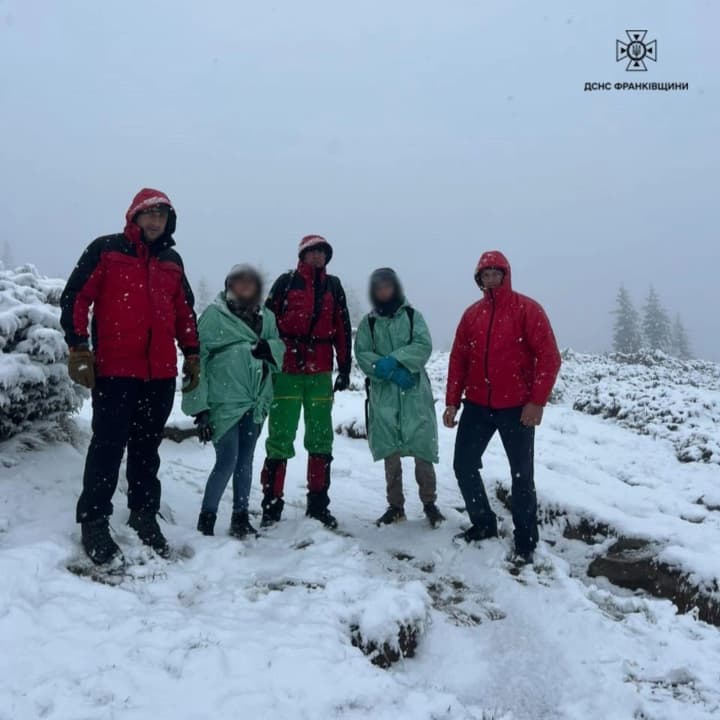 Заблудились на фоне резкого похолодания: туристам, сбившимся с пути на Говерле, помогли спасатели