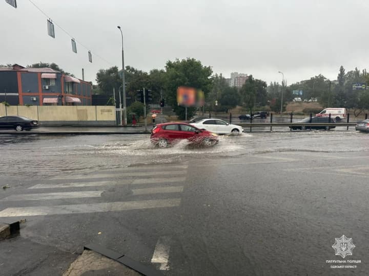 Одесу накрила негода: затоплені вулиці та обмежений рух транспорту