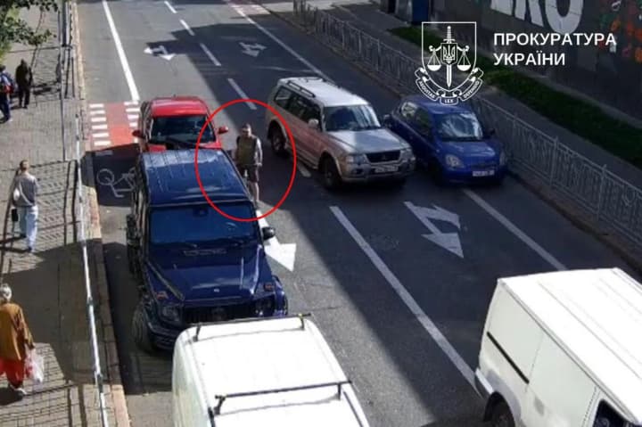 У Києві водій Mercedes побив велосипедиста до втрати свідомості через зауваження про паркування