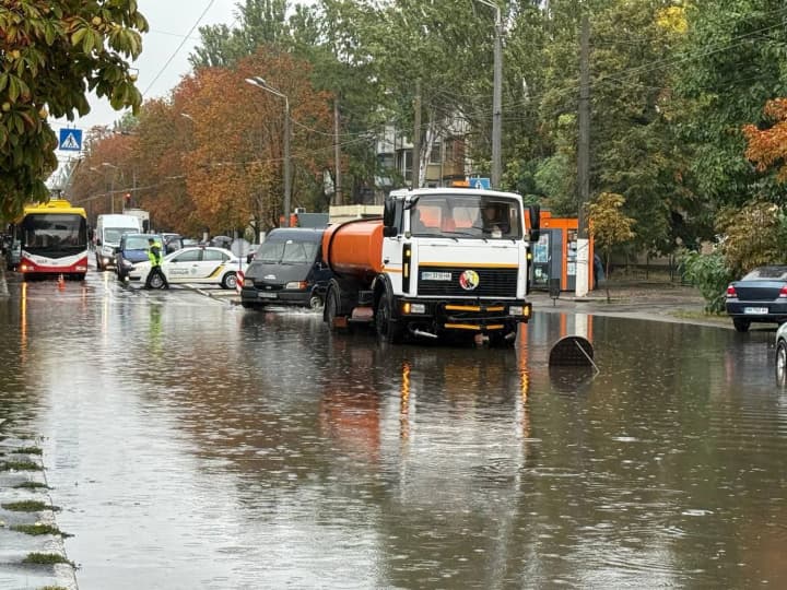 В Одесі добова норма опадів випала за кілька годин: підтоплені вулиці, зупинки транспорту та аварійні роботи