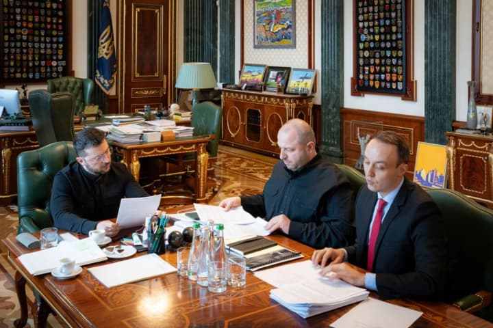 Зеленський доручив розпочати роботу над продовженням дії санкцій, термін яких спливає