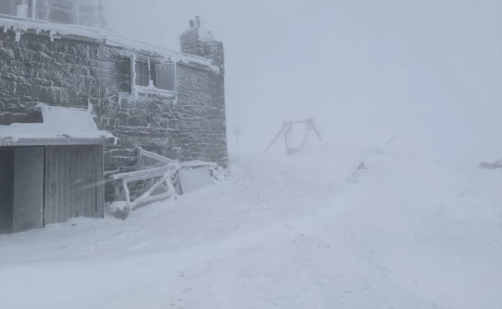 Bad weather in the Carpathians: snow continues to fall on Mount Pip Ivan Chornohirskyi, temperature -5°C