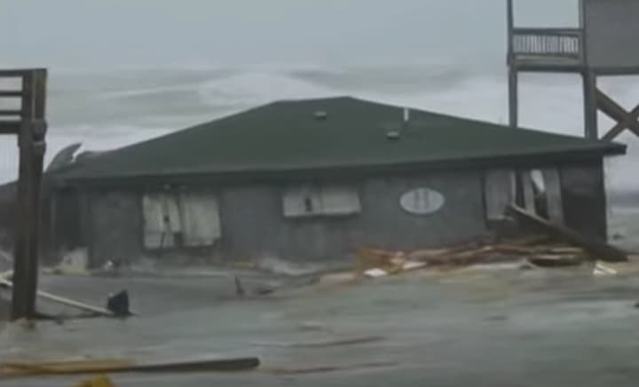 Five houses collapsed into the ocean in the USA due to hurricanes