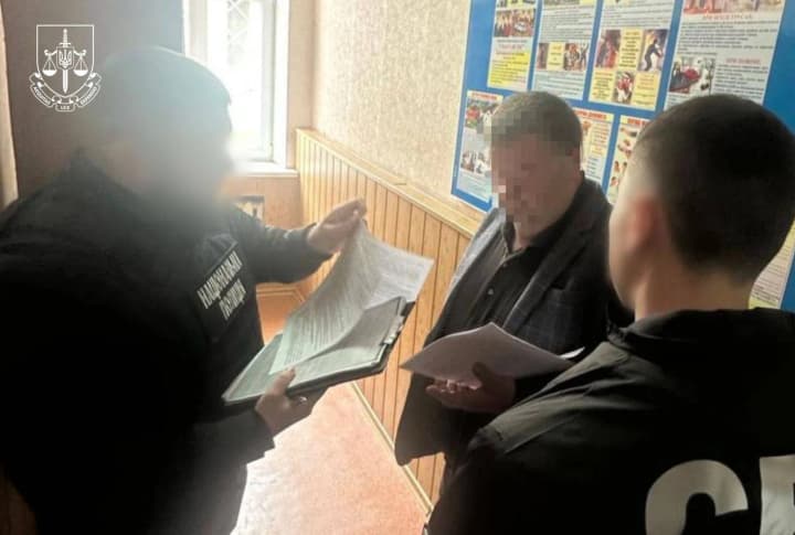 Заместитель главы общины на Днепропетровщине задержан за вымогательство 9000 долларов за размещение рекламы