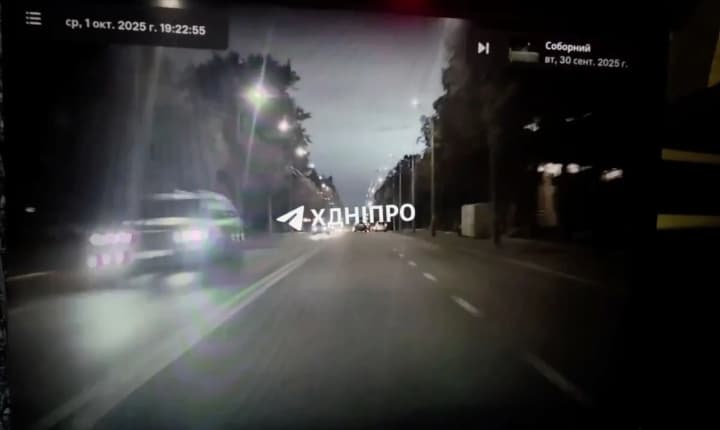 У Дніпрі та області перебої зі світлом: місцеві пабліки повідомляють про "дивний спалах" у небі