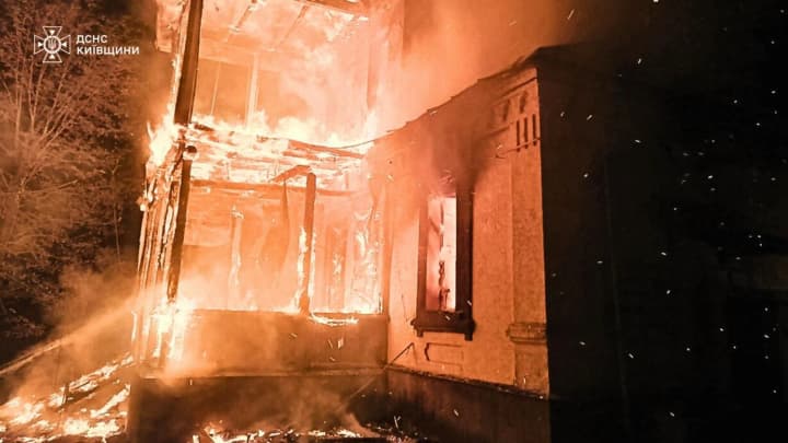 У Бучі горіла будівля двоповерхового санаторія через нічну атаку рф, є постраждалий - ДСНС