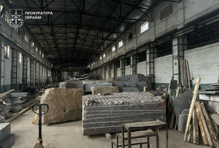 Присваивали средства на похоронах украинских воинов: в Кривом Роге разоблачен руководитель КП и его сообщники