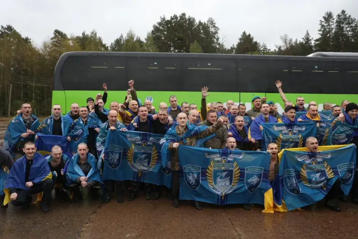 Украина вернула 185 защитников из российского плена, среди них защитники Мариуполя и ЧАЭС - Зеленский