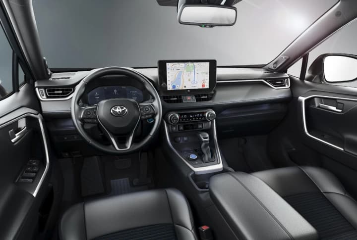 Toyota RAV4 продовжує домінувати на ринку, але скоро її замінить нова гібридна модель