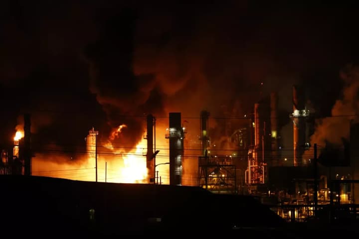 Потужний вибух та пожежа сколихнули НПЗ у Каліфорнії