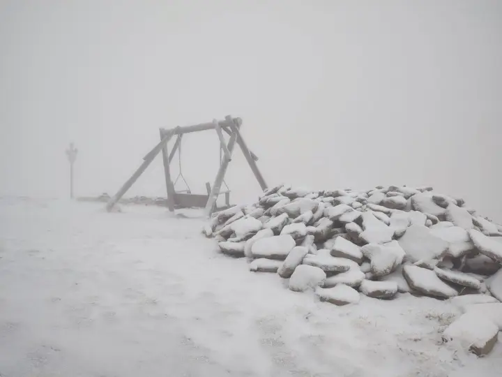 Карпати охопила небезпечна погода: туристам краще забути про походи в гори - ДСНС