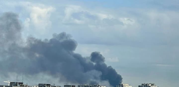 Львов после обстрелов РФ в дыму: горожан просят закрыть окна и оставаться дома