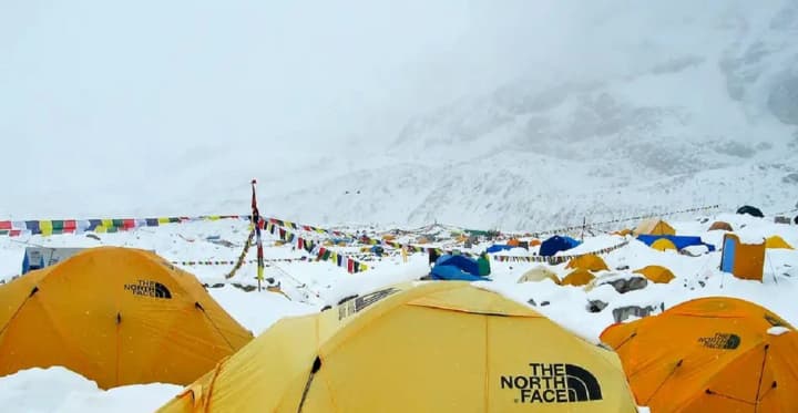 A thousand people are stranded on Everest due to a powerful snowstorm