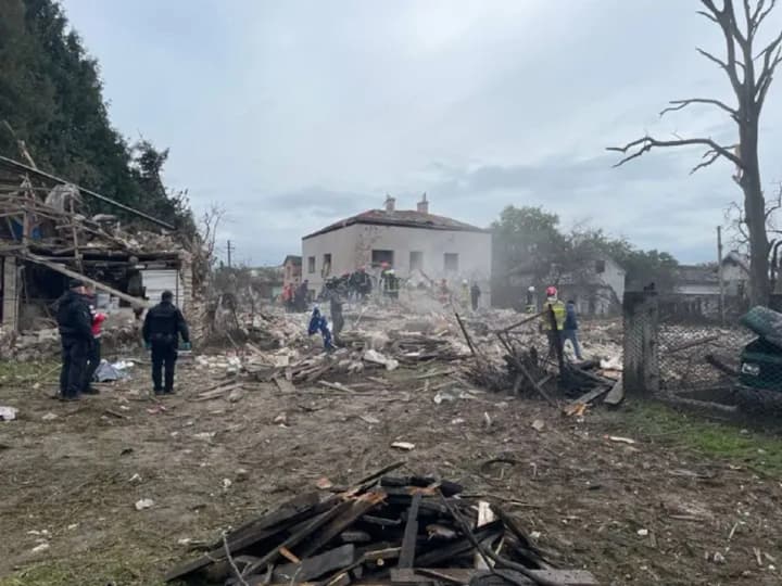 Полиция Львовщины показала спасение людей после атаки РФ на село Лапаевка