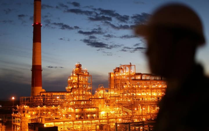 Один из крупнейших российских НПЗ "Киришинефтеоргсинтез" остановил работу после атаки дронов - Reuters