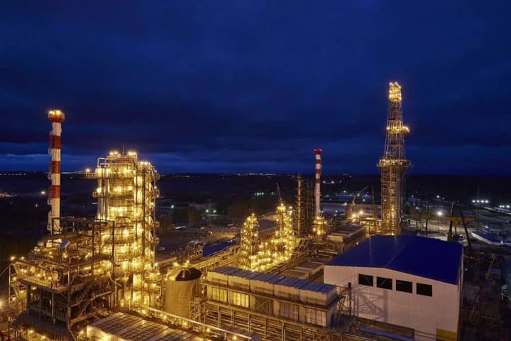 Безпілотники атакували НПЗ у російській Тюмені: місцеві повідомляють про вибухи