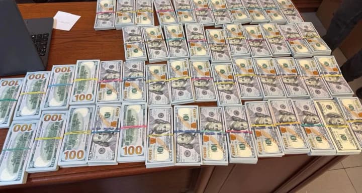 Займались контрабандою елітних годинників на 11 млн гривень: затримано групу з 11 осіб