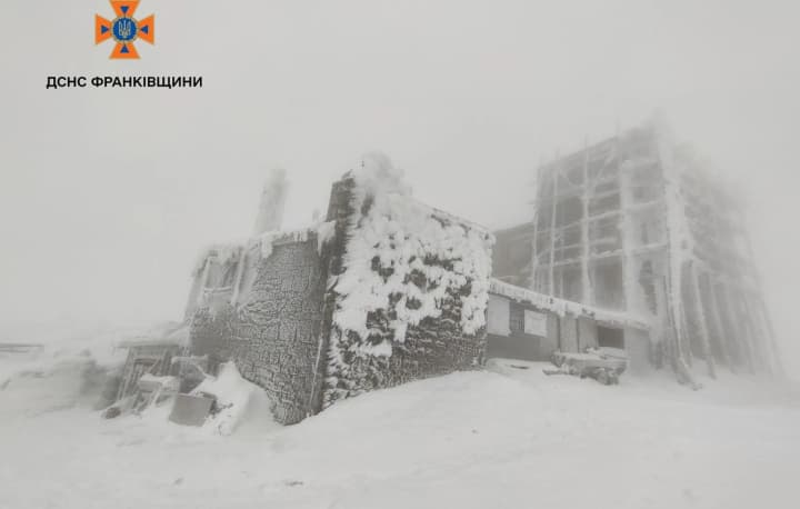 Значительное ухудшение погоды в Карпатах: снег и штормовой ветер - спасатели просят не выходить в горы