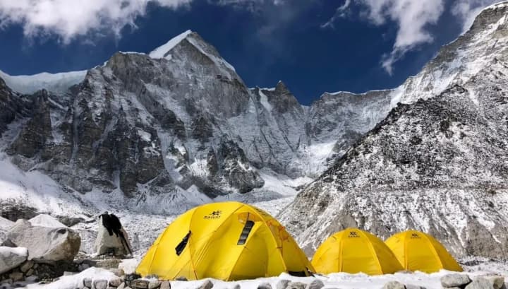 Almost 900 people evacuated from Everest after heavy snowstorm