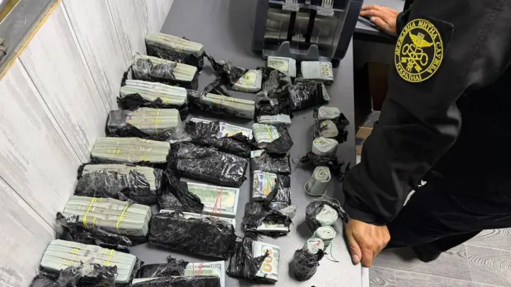 Женщина пыталась вывезти из Украины почти миллион долларов наличными под капотом авто