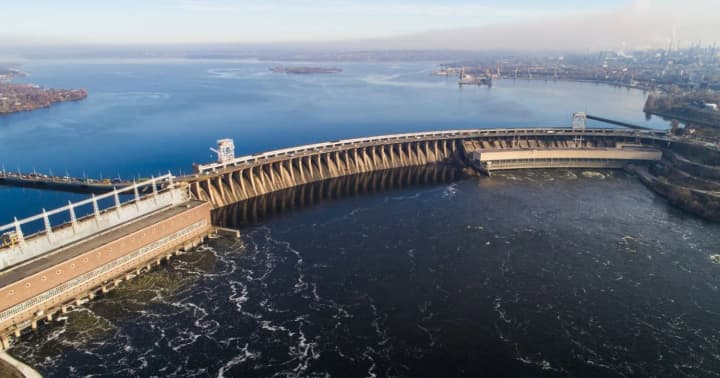 Проезд через дамбу ДнепроГЭС в Запорожье перекрыли после атаки - ОВА