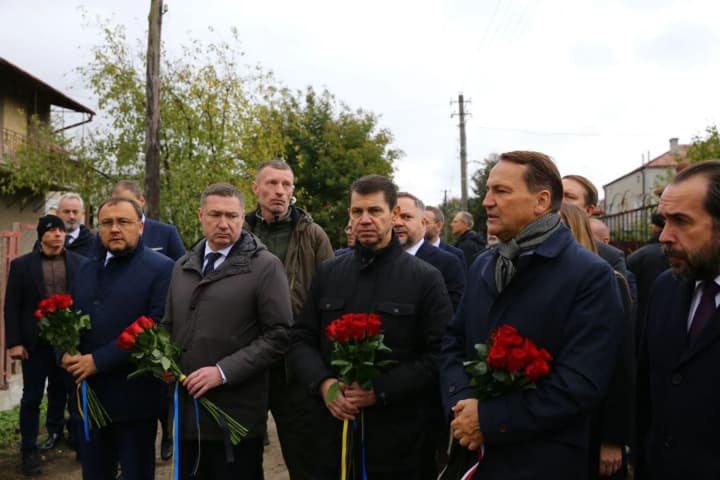 Глава МИД Польши Сикорский посетил Лапаевку после удара РФ, унесшего жизни семьи из 4 человек