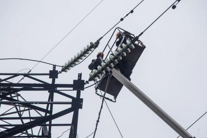 Ночная атака по энергетике: аварийные отключения действуют в восьми регионах, включая Киев