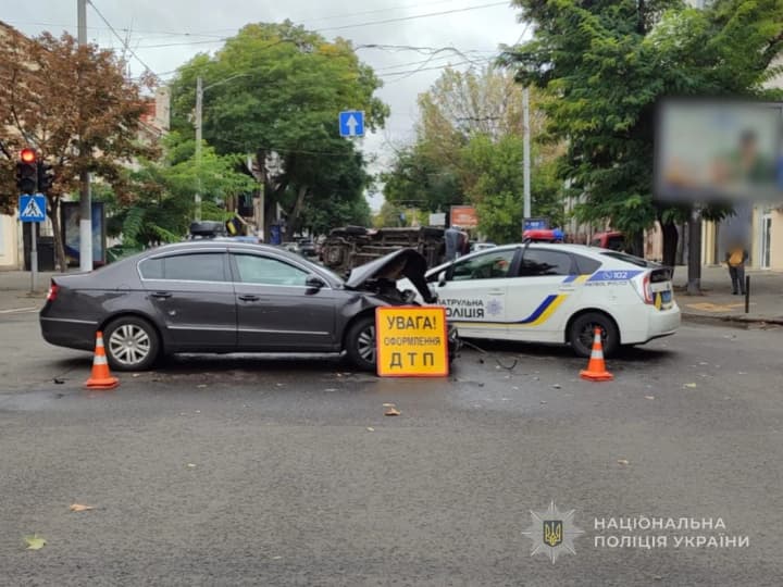 В центре Одессы произошло ДТП с участием микроавтобуса, пострадали 8 человек