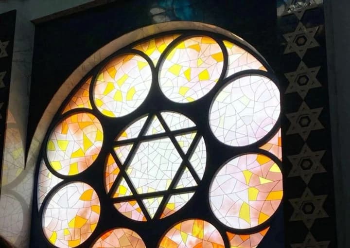 Чоловік отримав опіки очей та шкіри: у Києві біля синагоги стався антисемітський напад, поліція встановлює обставини