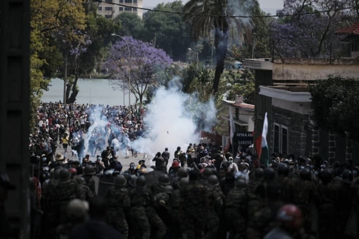 Президент Мадагаскару заявив про спробу перевороту після приєднання військових до протестів – Reuters