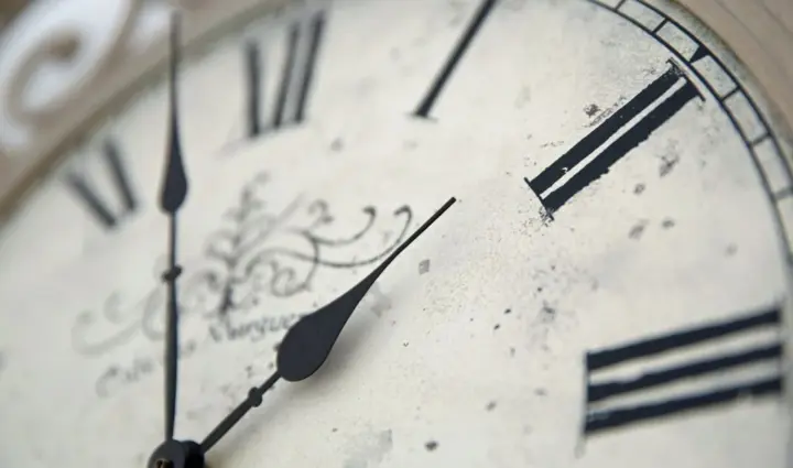 Переход на "зимнее время": когда переводить стрелки часов в Украине и как это влияет на организм