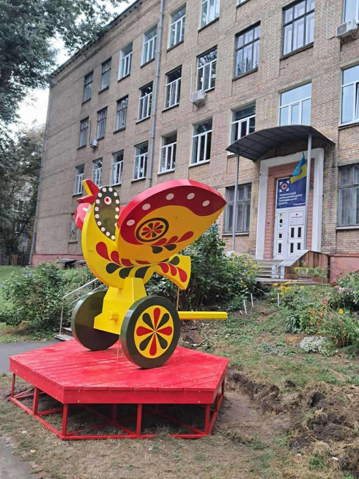 У Києві біля Державного музею іграшки відкрили артоб’єкт "Яворівська пташка"