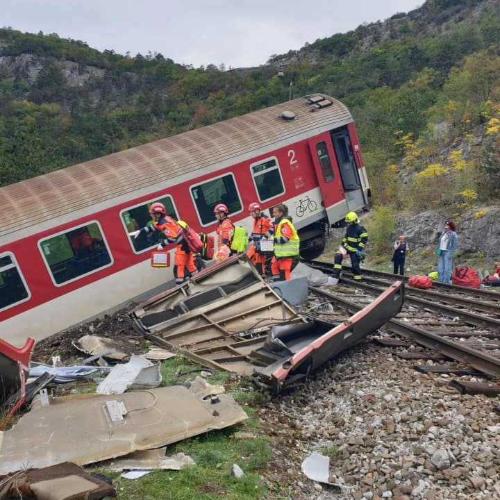 Столкновение экспресс-поездов в Словакии: в Минздраве сообщили о 91 пострадавшем