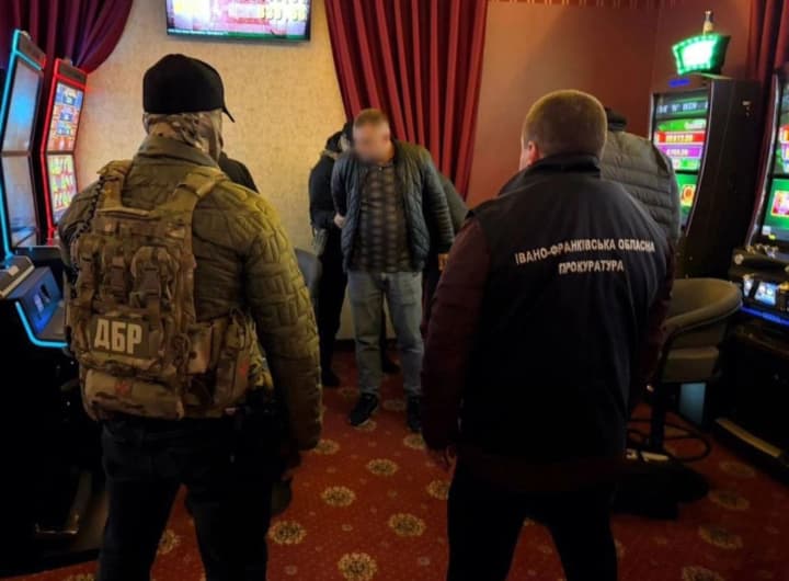 Організували схему незаконного заробітку на іноземцях: посадовим особам ДМС оголосили підозру