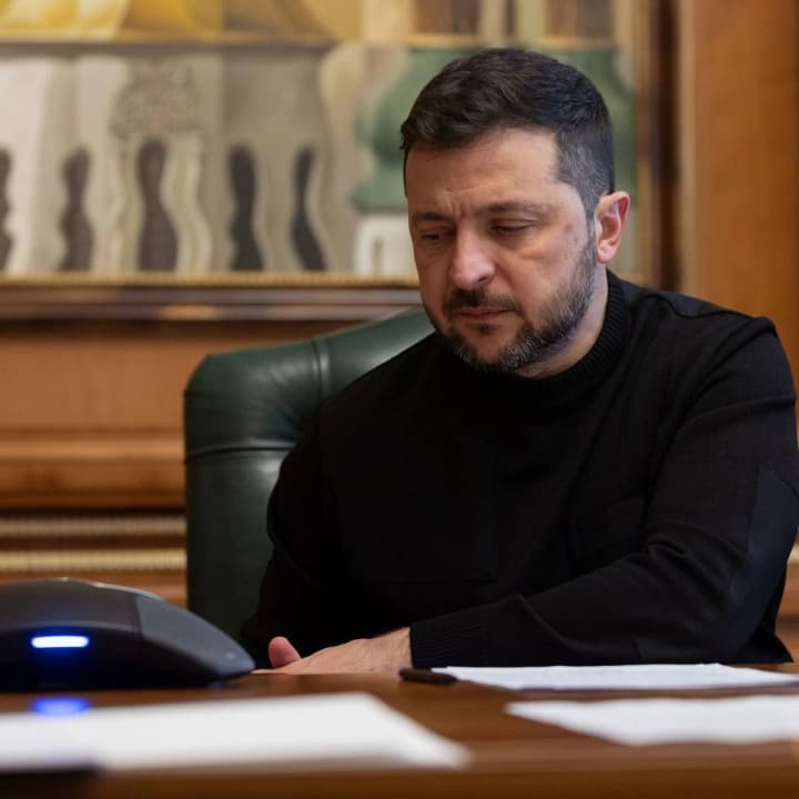 Зеленский рассказал премьеру Греции об атаках на энергетику Украины