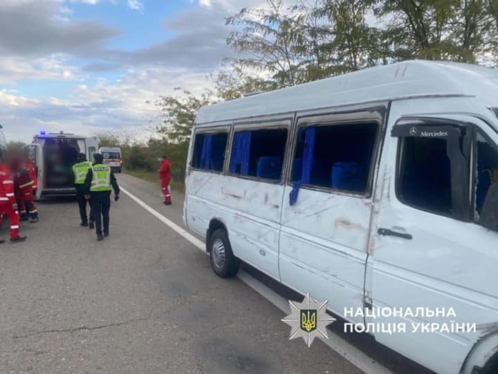 Minibus overturns on Kyiv-Odesa highway: at least eight people injured