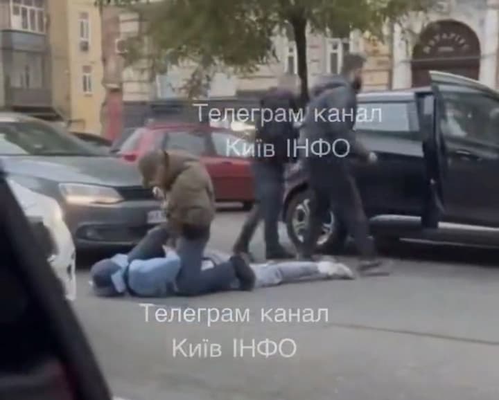 В центре Киева мужчины в штатском «упаковали» других гражданских мужчин: в Нацполиции отреагировали